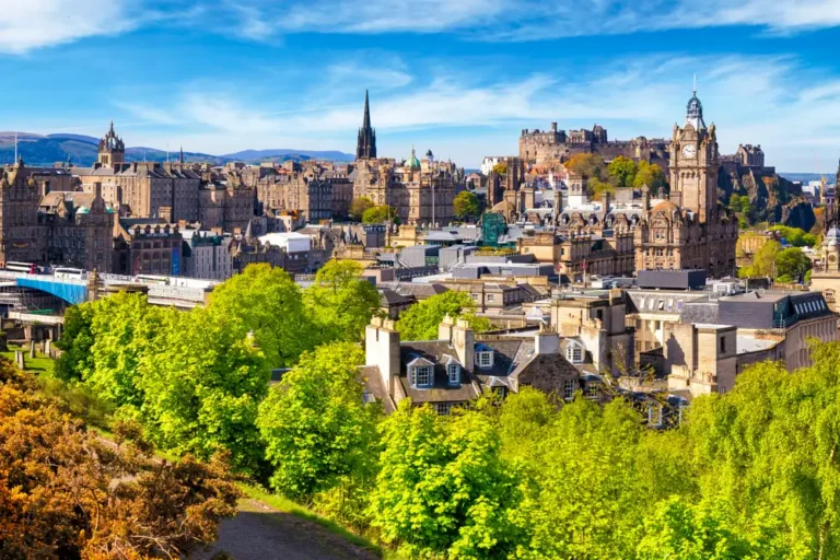Edinburgh je prestolnica Škotske, ki očara.